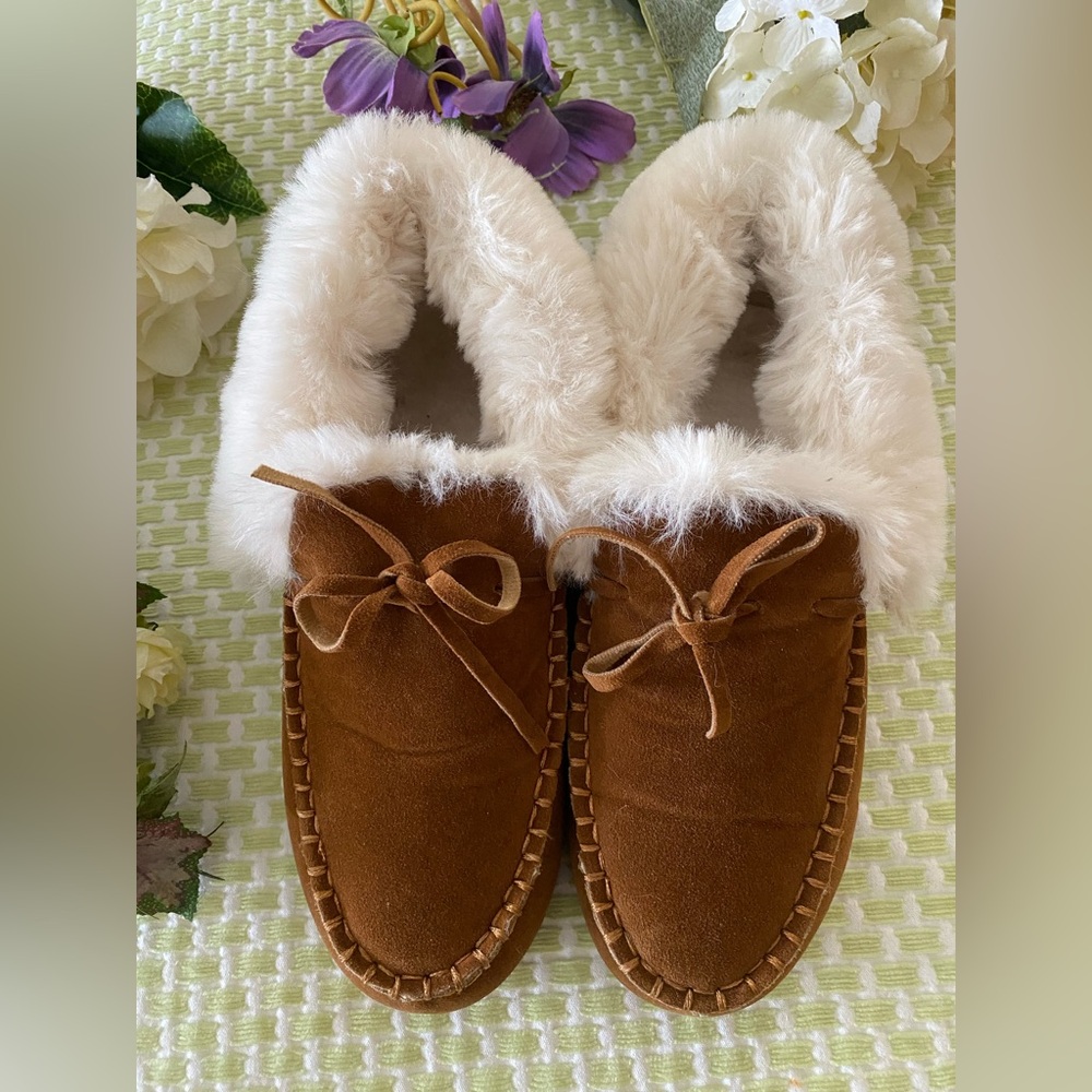 UGG Australia Woman’s Moccasin Slip Ons - Picture 6 of 6